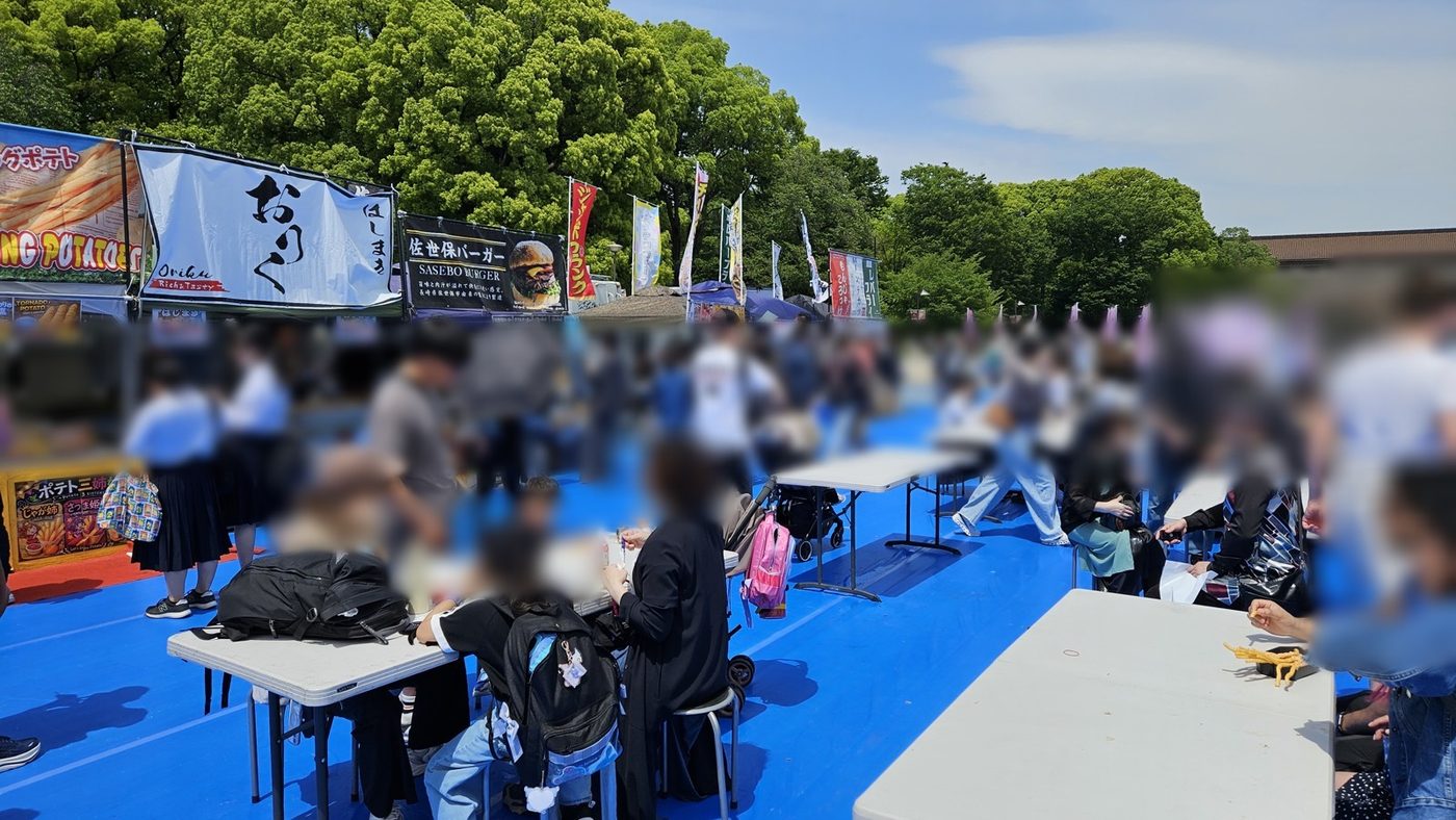 飲食エリアに設置したテーブル・椅子と会場内の床養生
